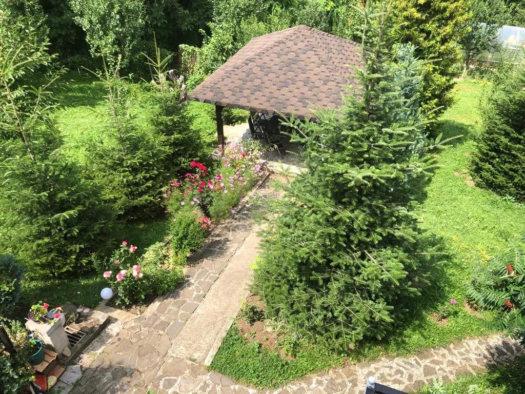 Foișor și grădină la Casa Primăverii